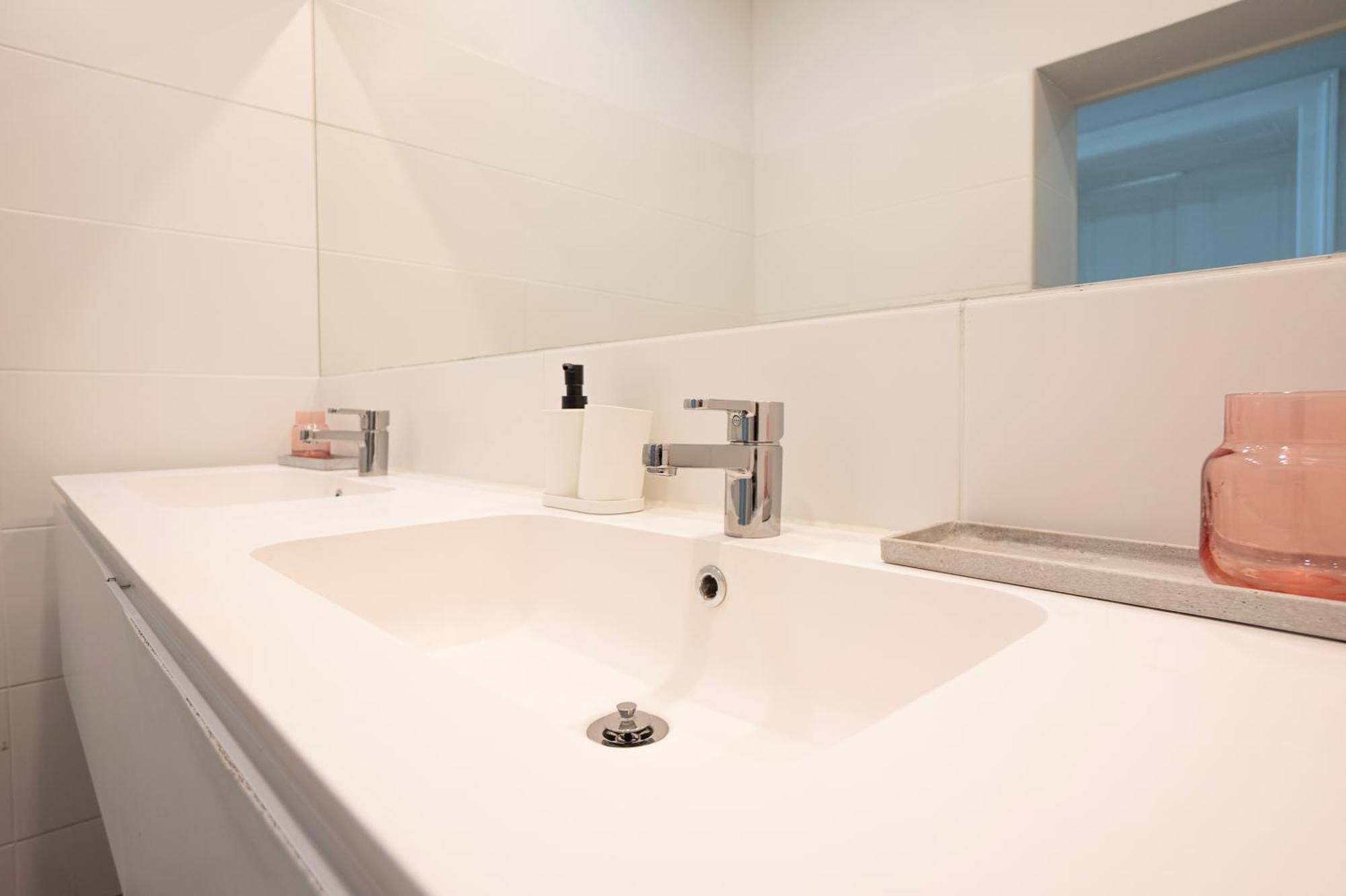 Apartment Charming 2-room With Balcony, 15 Min To Center Wien